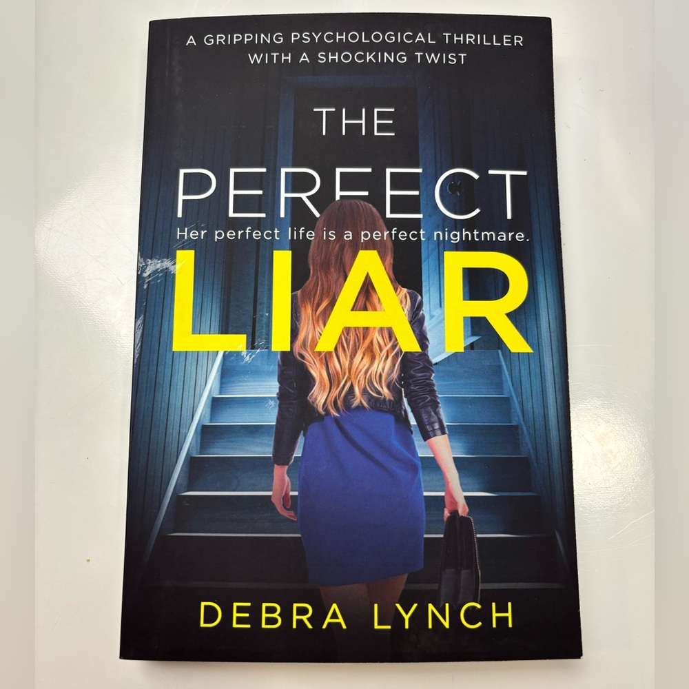 The Perfect Liar‎ by Debra Lynch paperback book